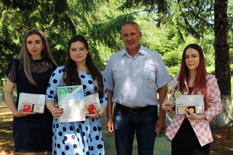 Лучшим выпускникам Яковлевского района вручили золотые медали