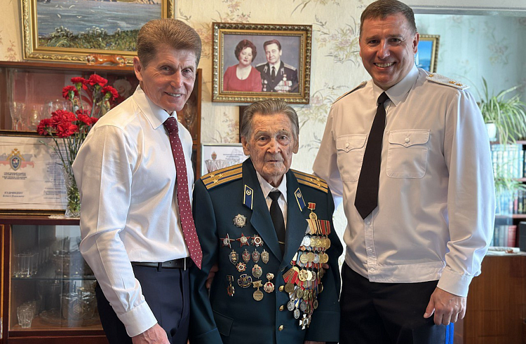 Глава Приморья навестил участника Великой Отечественной войны в День Победы