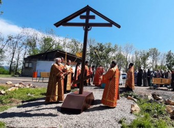 Епископ Арсеньевский и Дальнегорский Гурий совершили освящение Поклонного креста в парке с.Яковлевка
