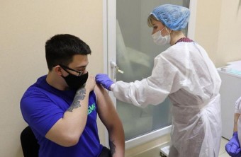 более 133 тысяч приморцев вакцинировались от covid-19