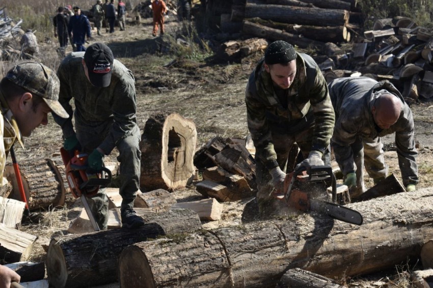 Акция по заготовке и доставке дров семьям мобилизованных прошла в Яковлевском районе