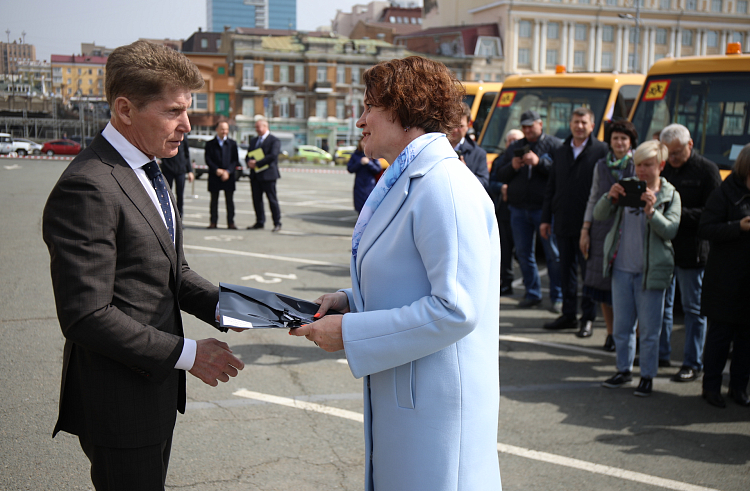 Олег Кожемяко вручил ключи от новых школьных автобусов муниципалитетам Приморья