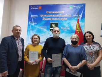 Двум семьям из Яковлевского района вручили сертификат на приобретение жилья