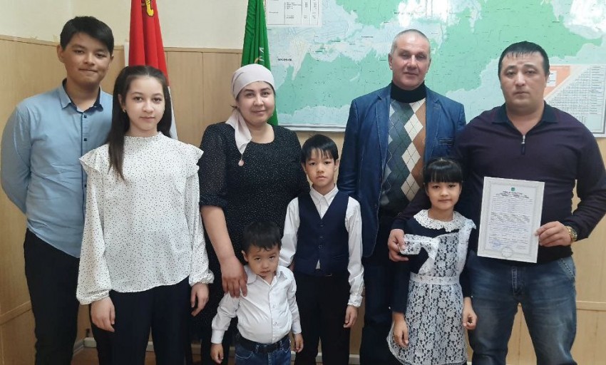 Многодетной семье из Яковлевки вручили сертификат на приобретение жилья