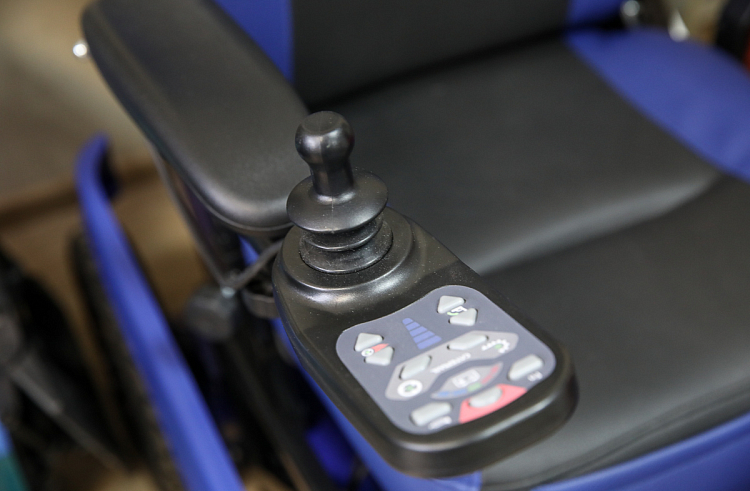 Компенсацию за приобретение кресла-коляски любого типа могут получить инвалиды в Приморье