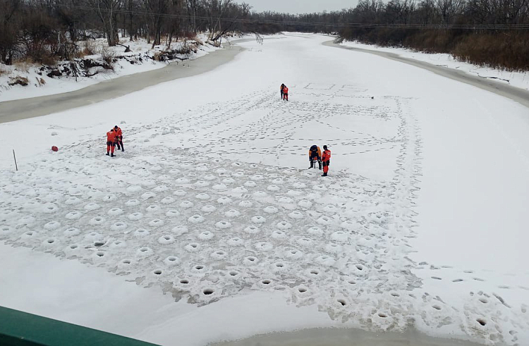 В Яковлевском районе ведутся работы по ослаблению льда на реке Арсеньевка