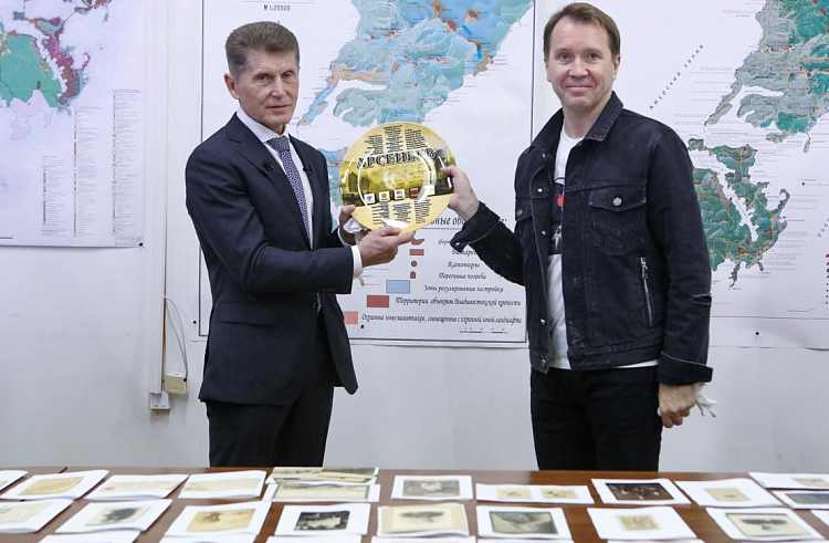 Олег Кожемяко принял участие в передаче архива документов семьи В.К. Арсеньева приморскому музею