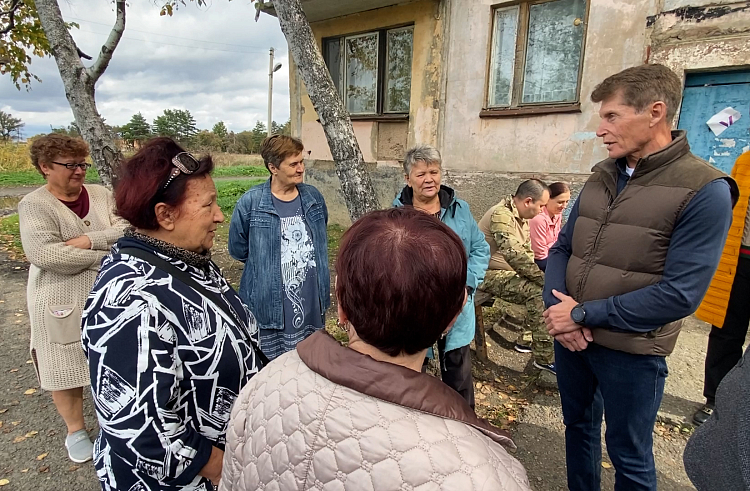 Олег Кожемяко поздравил приморцев старшего поколения с Днем пожилого человека