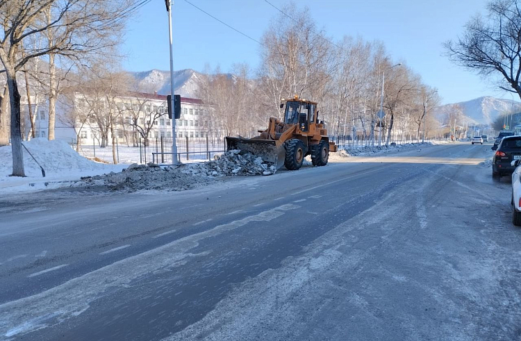 400 единиц тяжелой техники занимаются зимним содержанием дорог в Приморье