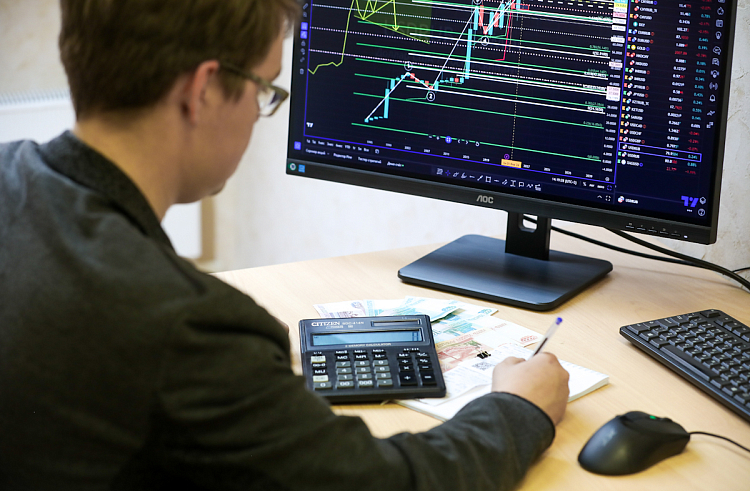 Доплату к зарплате получат лучшие молодые специалисты Приморья